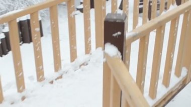 Çocuk parkı. Çocuk parkı, kış. Steadicam vasıtasıyla kaldırılır..