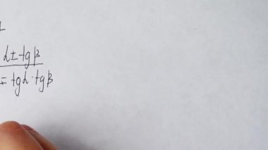 Kağıda matematiksel formüller yazmak. Matematikçinin işi..