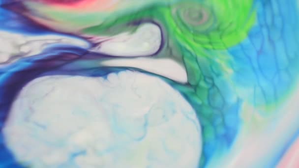 Des gouttes de peinture dans le mouvement. Mélange de peintures 