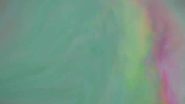 Les couleurs d'un arc-en-ciel se mélangent. Prise de vue des peintures 