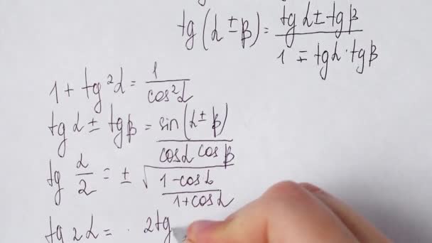 Ecriture de formules mathématiques sur papier. Travail du mathématicien .