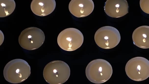 Kerzen Auf Schwarzem Hintergrund — Stockvideo