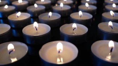 Siyah arkaplanda mumlar.