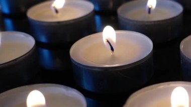 Siyah arkaplanda mumlar.