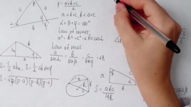 Kağıda matematiksel formüllerin yazılması.