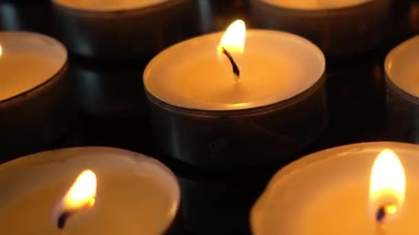 Свечи Черном Фоне — стоковое видео
