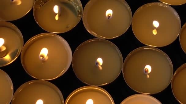 배경에 촛불들 — 비디오