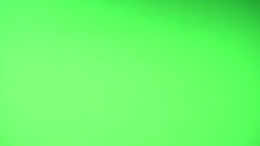 Suya tatlı kiraz düşüşü. Yavaş çekim.