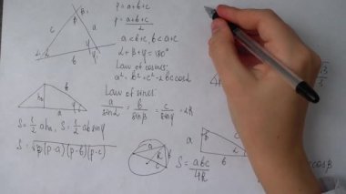 Kağıda matematiksel formüller yazmak. Matematikçinin işi..