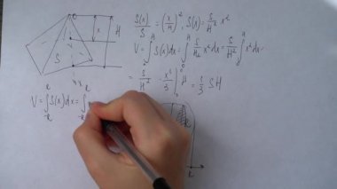 Kağıda matematiksel formüller yazmak. Matematikçinin işi..