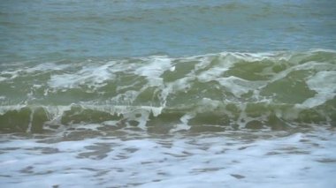 Denize el salla. Yavaş çekim.