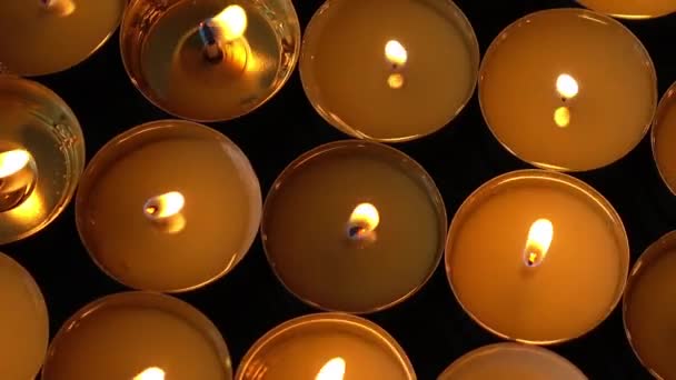 배경에 촛불들 — 비디오