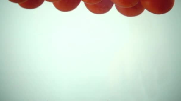 掉在水里的樱桃西红柿 慢动作 — 图库视频影像