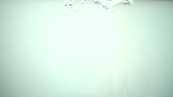 Fallende Süßkirschen Wasser Zeitlupe — Stockvideo