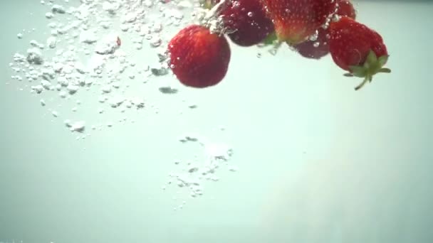 Падаюча Полуниця Воді Повільний Рух — стокове відео