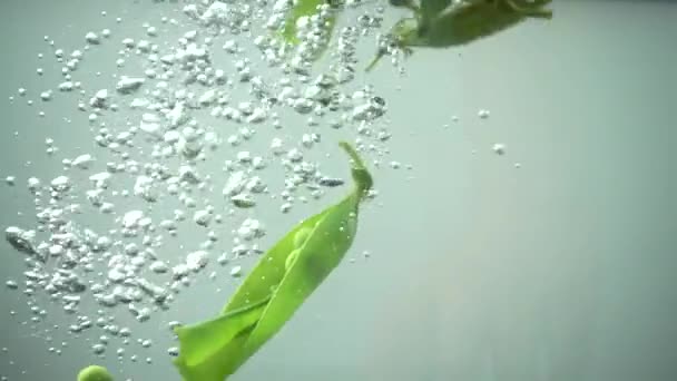 Das Fallen Grüner Erbsen Wasser Zeitlupe — Stockvideo