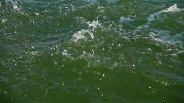 海の波のスプラッシュ スローモーション — ストック動画