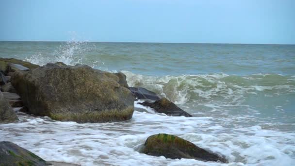 Sea Waves Break Stones Shooting Seashore Slow Motion — Stock Video