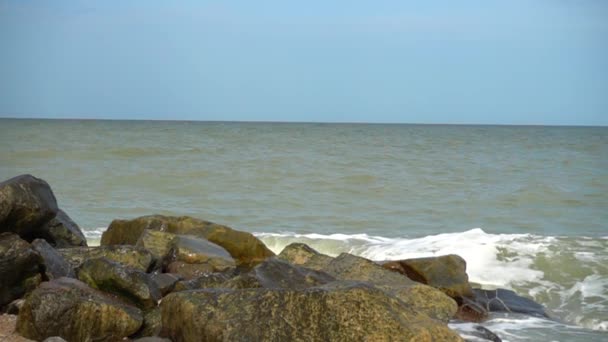 波が石に打ち寄せる 海岸での撮影 スローモーション — ストック動画