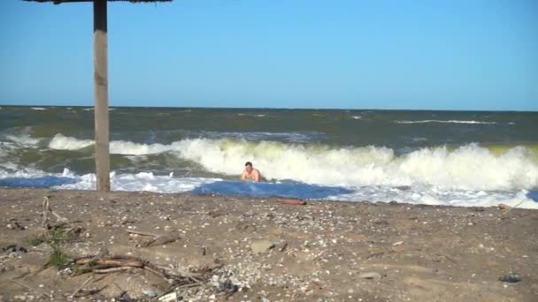 Man Zwemt Zeegolven Langzame Beweging — Stockvideo