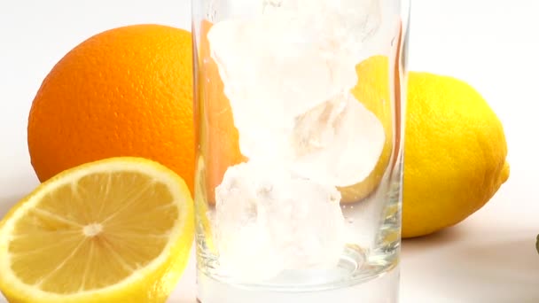 Подготовка Лимонада Льдом Лимоном — стоковое видео
