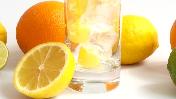 Preparazione Limonata Con Ghiaccio Lime — Video Stock