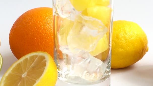 Preparazione Limonata Con Ghiaccio Arancia — Video Stock