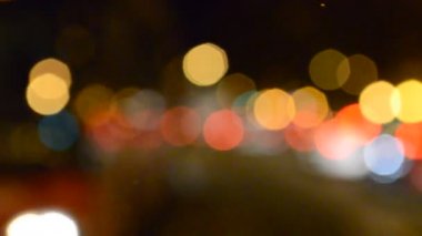 Arabalar, Barcelona. Karanlıkta güzel bir arka plan, Odak Işıkları Gece boyunca sönük.