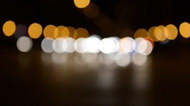 Arabalar, Barcelona. Karanlıkta güzel bir arka plan, Odak Işıkları Gece boyunca sönük.