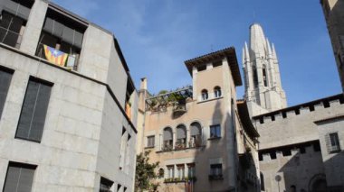 İspanya 'nın Girona kentindeki eski binalar.
