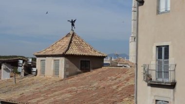 İspanya 'nın Girona kentindeki eski binalar.