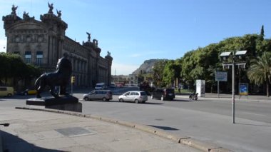 Barcelona Bölge Portalı de la Pau (Barış Kapısı). Kolomb Anıtı 60 metredir. La Rambla 'nın bitiminde yer alır ve 1888 yılında inşa edilmiştir..