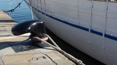 Eski firkateyn Port Vell 'e demirlemiş. Bölgede Maremagnum, IMAX sineması ve akvaryumu adı verilen bir dinlenme merkezi, mağazaları ve dinlenme yerleri var..