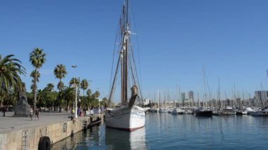 Eski firkateyn Port Vell 'e demirlemiş. Bölgede Maremagnum, IMAX sineması ve akvaryumu adı verilen bir dinlenme merkezi, mağazaları ve dinlenme yerleri var..