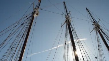 Eski firkateyn Port Vell 'e demirlemiş. Bölgede Maremagnum, IMAX sineması ve akvaryumu adı verilen bir dinlenme merkezi, mağazaları ve dinlenme yerleri var..
