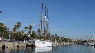 Eski firkateyn Port Vell 'e demirlemiş. Bölgede Maremagnum, IMAX sineması ve akvaryumu adı verilen bir dinlenme merkezi, mağazaları ve dinlenme yerleri var..