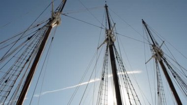 Eski firkateyn Port Vell 'e demirlemiş. Bölgede Maremagnum, IMAX sineması ve akvaryumu adı verilen bir dinlenme merkezi, mağazaları ve dinlenme yerleri var..