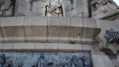 Barcelona Bölge Portalı de la Pau (Barış Kapısı). Kolomb Anıtı 60 metredir. La Rambla 'nın bitiminde yer alır ve 1888 yılında inşa edilmiştir..