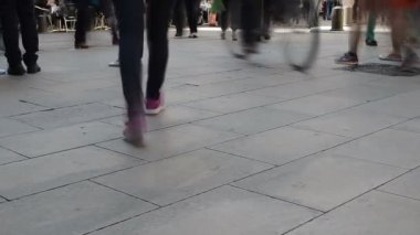 Bir grup insan yürüyor. İspanya, Cadiz. Bir grup insan yürüyor, zaman geçiyor.