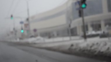 Araba sürüyorum. Yol. Odaklanamıyorum. Steadicam vasıtasıyla kaldırılır..