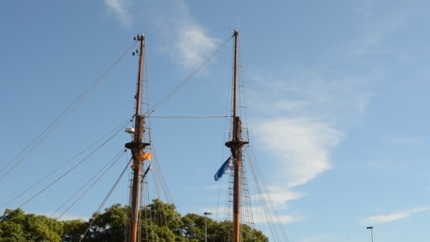 Vieille frégate amarrée à Port Vell. La zone dispose d'un centre de loisirs, boutiques et repos appelé Maremagnum, un cinéma IMAX et un aquarium .