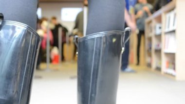 New York 'un 5. caddesindeki Apple mağazasında bilinmeyen insanlar var.