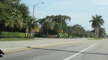 Birçok araba Miami yollarında hareket eder. Miami Florida 'nın ikinci büyük şehri ve Amerika' nın güneydoğusundaki en büyük megalopolis.