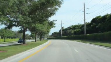 Birçok araba Miami yollarında hareket eder. Miami Florida 'nın ikinci büyük şehri ve Amerika' nın güneydoğusundaki en büyük megalopolis.