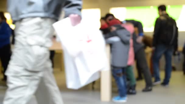 Unknown People Apple Store 5Th Avenue Shop New York Manhattan — Stock Video