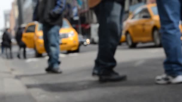 Taxi Amarillo Contra Gente Nueva York Estados Unidos — Vídeos de Stock
