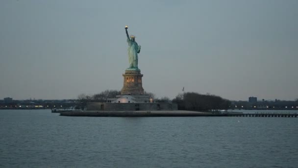 Statue Liberty New York Usa Ship Floats Statue Liberty Evening — Stock Video