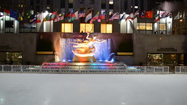 Rockefeller Center Binasının Prometheus Heykelinin Altındaki Buz Pateni Pistinde Amerikalı — Stok video