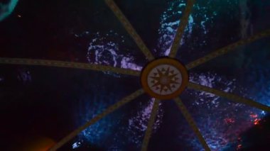 İçerideki köpekbalıkları. Orlando, ABD 'de çıkarılır. Deniz Dünyası Parkı.