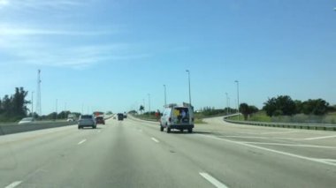 Otoyol. Birçok araba Miami yollarında hareket eder. Miami Florida 'nın ikinci büyük şehri ve Amerika' nın güneydoğusundaki en büyük megalopolis.